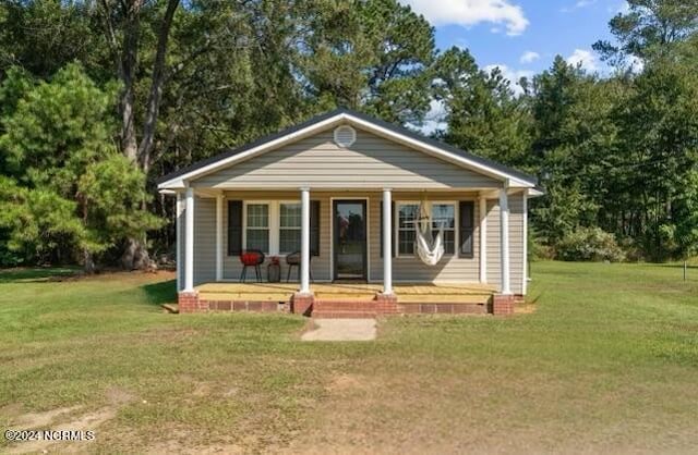 view of front of house featuring a porch and a front yard