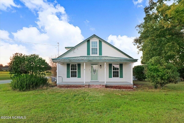 view of front of home featuring a front lawn