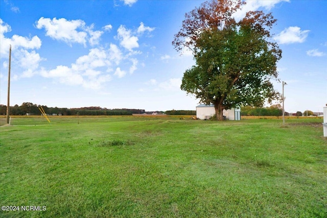 view of yard featuring a rural view