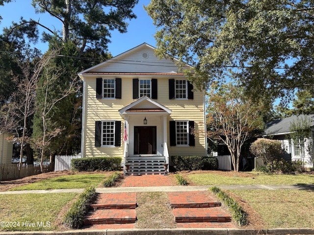 view of front of house featuring a front lawn