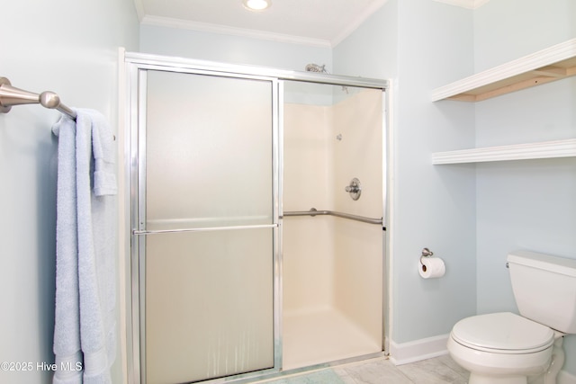 full bath featuring baseboards, toilet, a shower stall, and crown molding