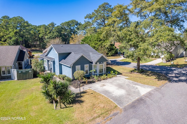 view of front of home featuring a front yard