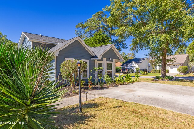 view of front of house with a front lawn and a garage