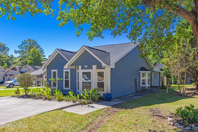 view of front of property featuring a front yard