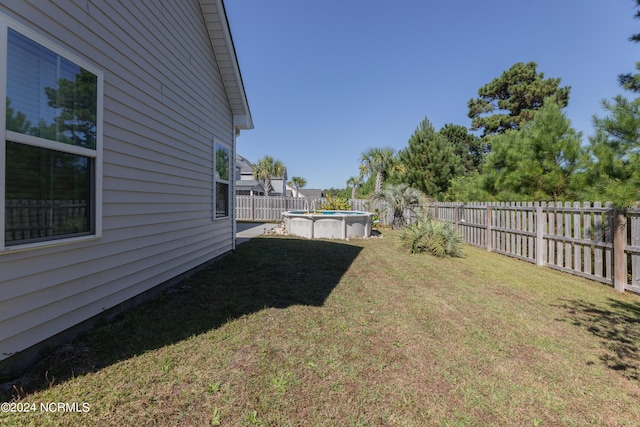 view of yard featuring a fenced in pool