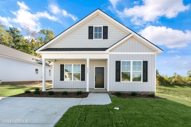 view of front facade featuring a front yard and covered porch