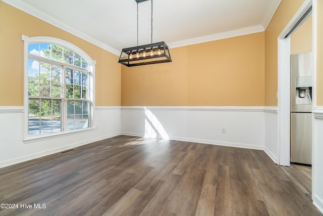 unfurnished room with a healthy amount of sunlight, dark wood-type flooring, and ceiling fan