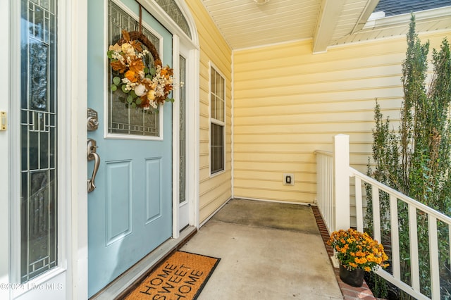 view of front of property featuring a porch, a front lawn, and a garage