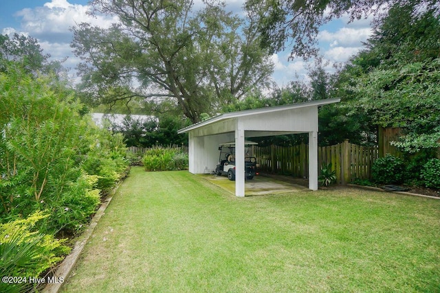 view of yard featuring a detached carport