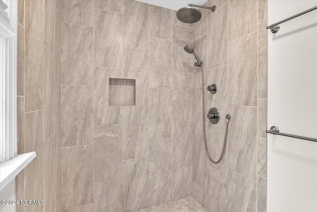 bathroom featuring tiled shower