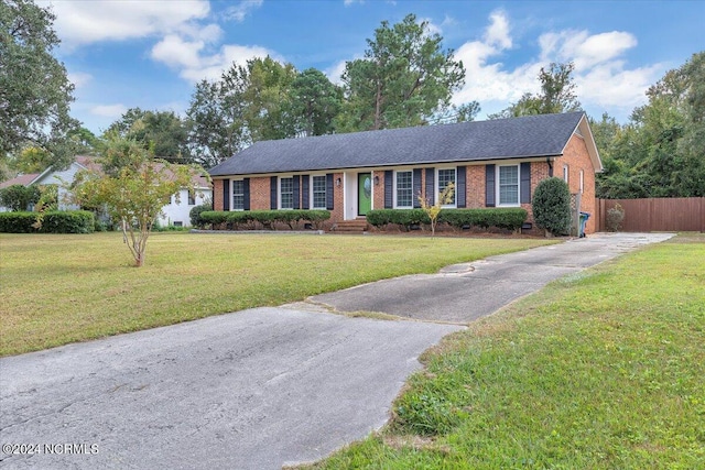 ranch-style home featuring a front lawn