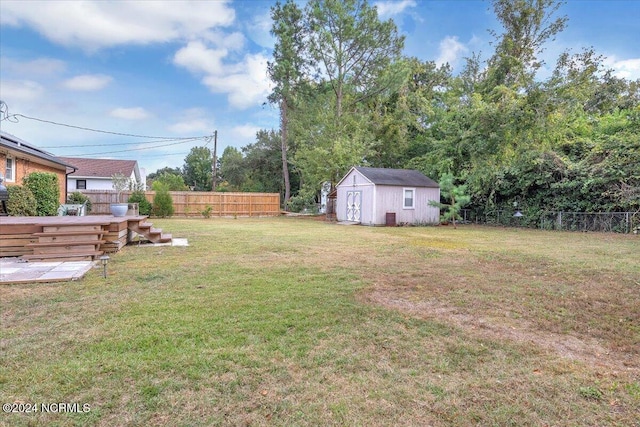 view of yard featuring a shed