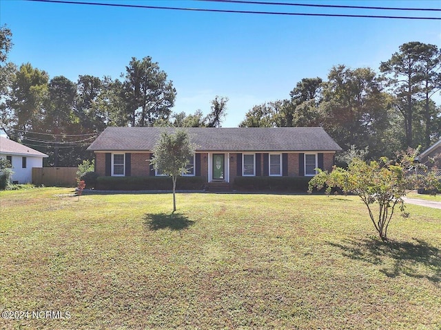 single story home with a front lawn