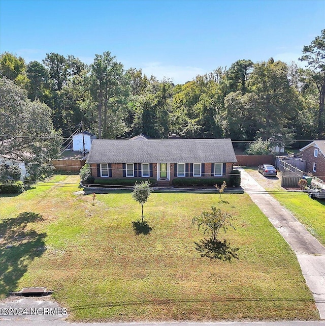 view of front of home featuring a front yard