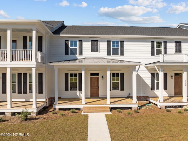 view of front of house featuring a front lawn and covered porch