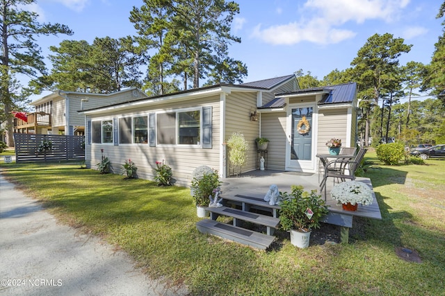 view of front of home featuring a front lawn