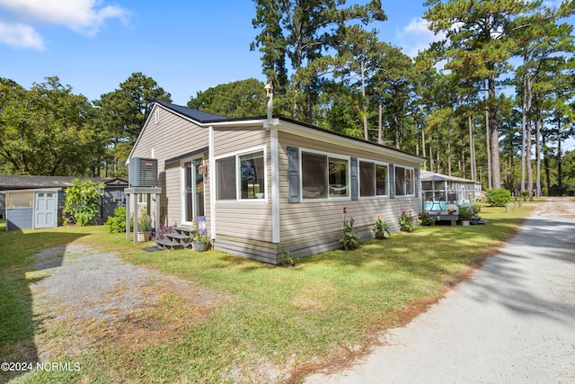 view of front of house featuring a front lawn