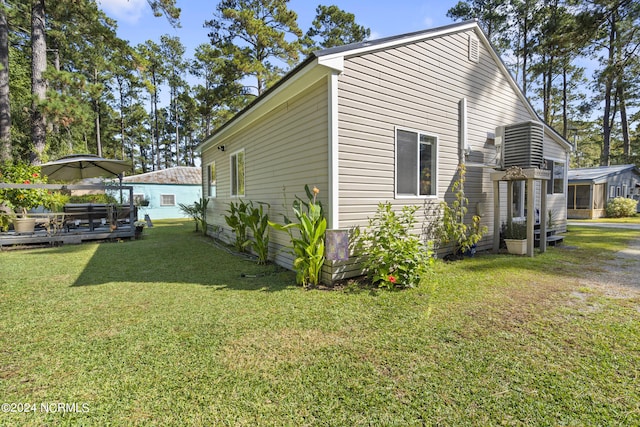 view of side of property featuring a yard