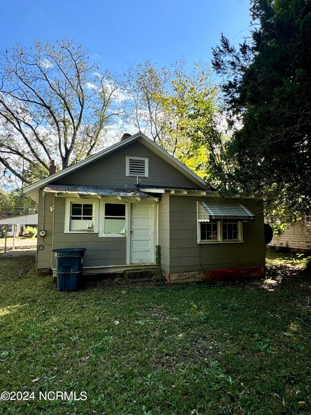 view of front facade featuring a front yard