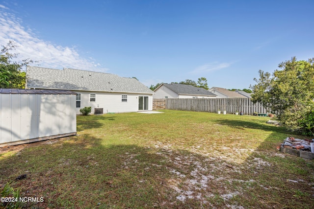 view of yard featuring a storage shed