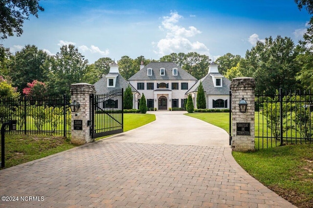 view of front of property featuring a front yard