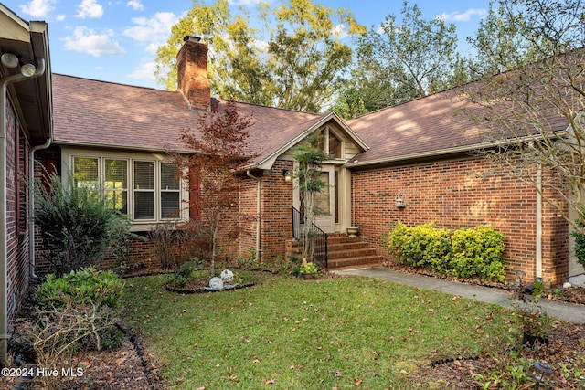 view of front facade with a front yard