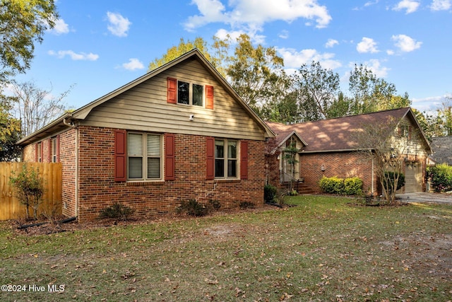 view of front of home featuring a garage and a front yard