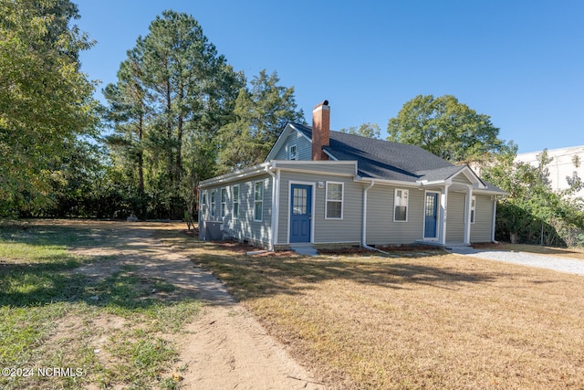 view of front of home featuring a front lawn