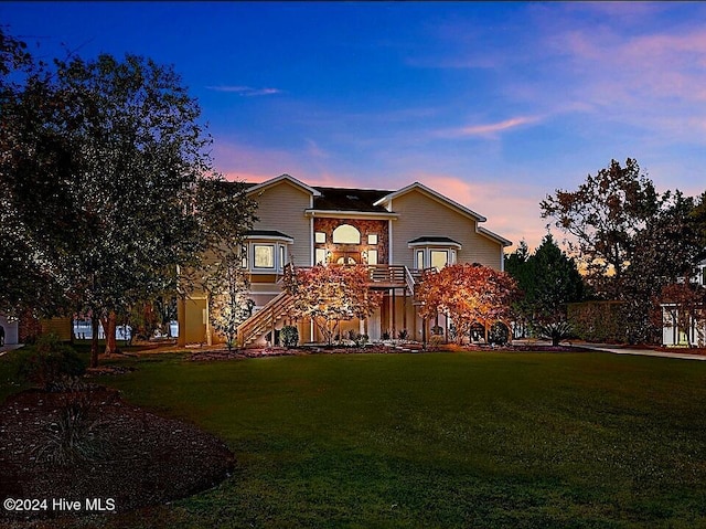 view of front of property featuring a lawn