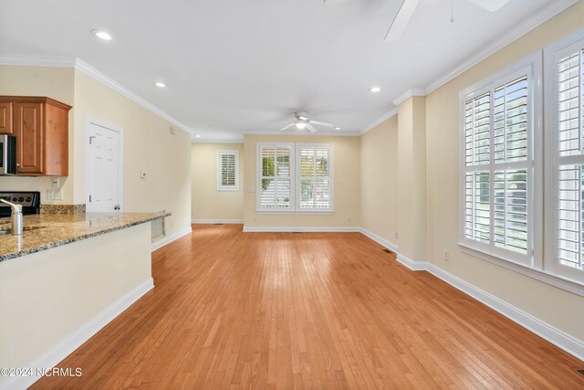 living room featuring light hardwood / wood-style floors, ornamental molding, and ceiling fan