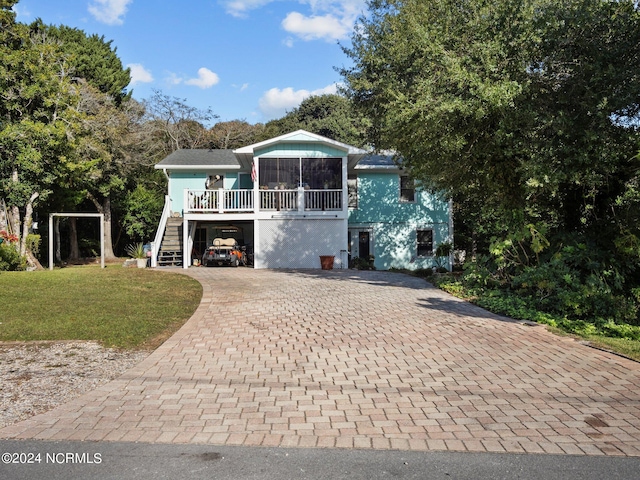 view of front of home with a front lawn