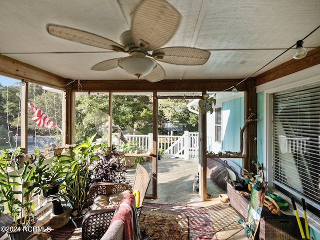 sunroom with ceiling fan