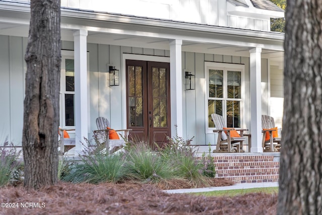 entrance to property featuring covered porch