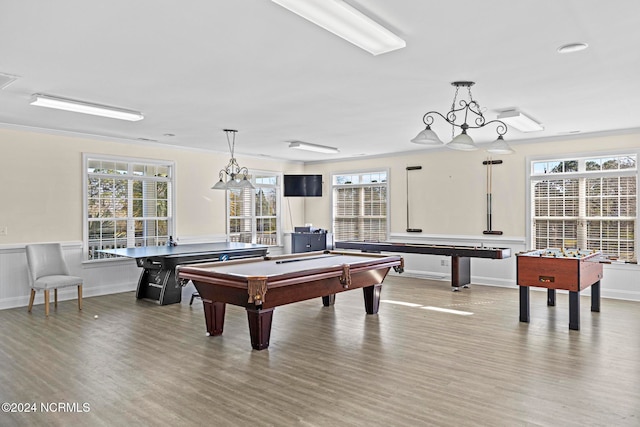 recreation room with crown molding, light hardwood / wood-style flooring, and pool table