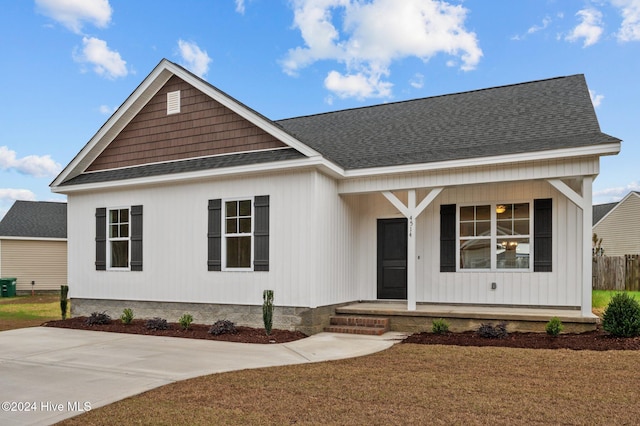 view of front of property featuring a porch and a front yard