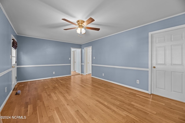 empty room featuring crown molding, light hardwood / wood-style flooring, and ceiling fan