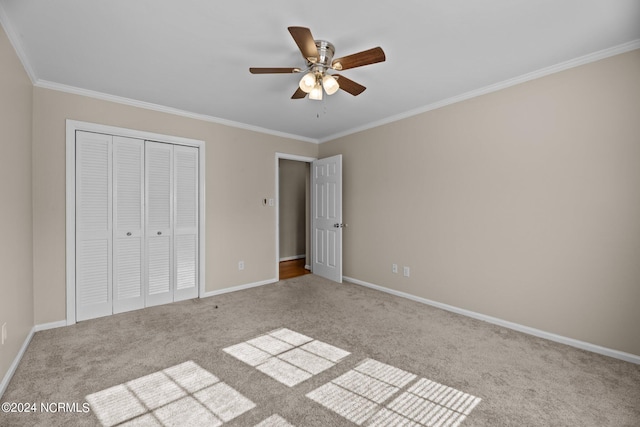 unfurnished bedroom featuring light carpet, a closet, crown molding, and ceiling fan