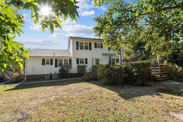 view of front of property featuring a front lawn