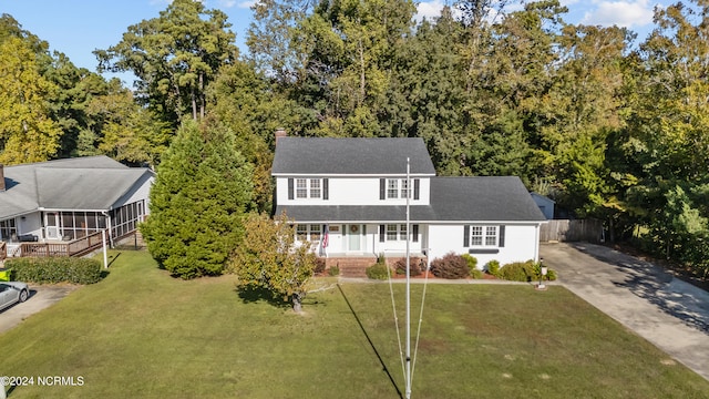 view of front of property featuring a front lawn