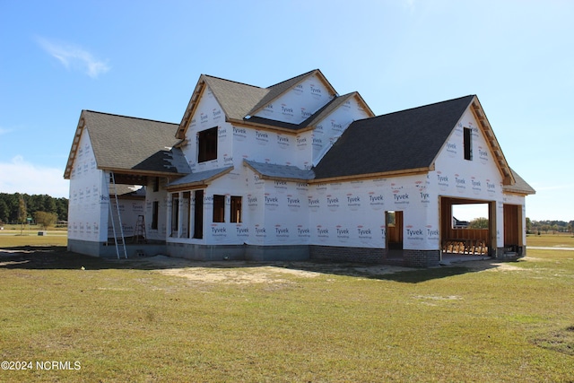 view of front of property with a front lawn