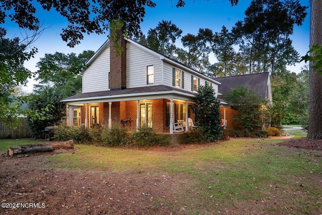 view of front of home featuring a front lawn