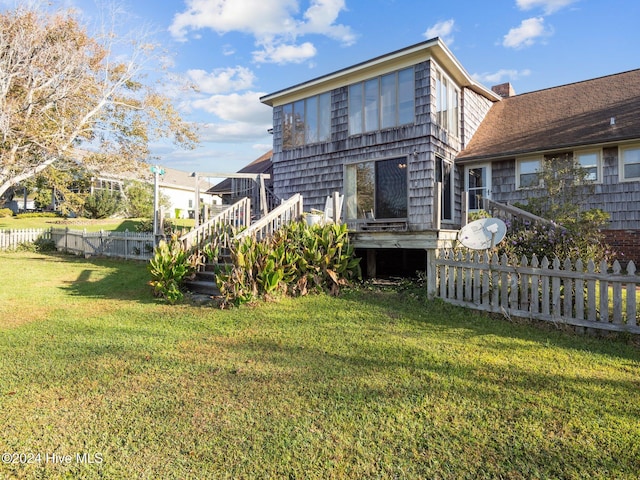 back of house featuring a yard