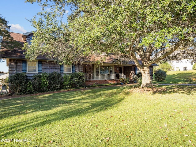 view of front of property featuring a front yard