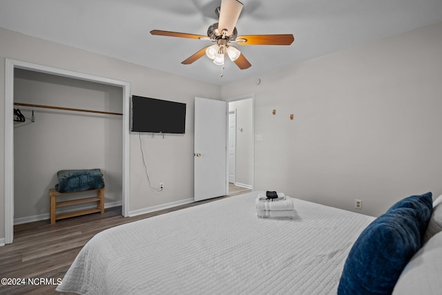 bedroom featuring a closet, dark hardwood / wood-style floors, and ceiling fan