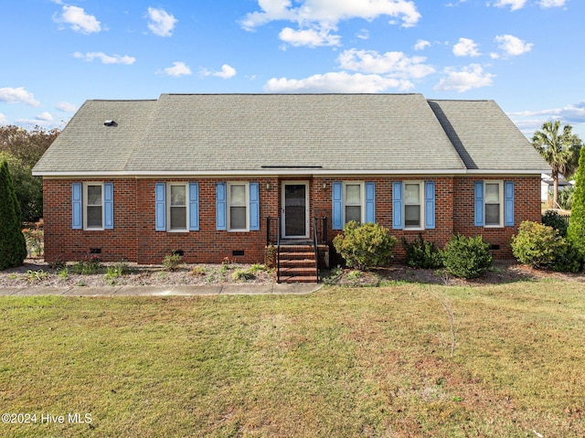 view of front of property featuring a front lawn