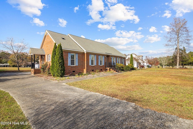 view of front facade featuring a front yard