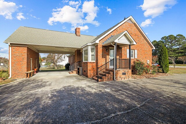 view of front facade with a front yard