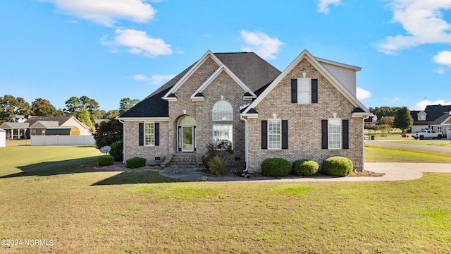 front facade featuring a front yard