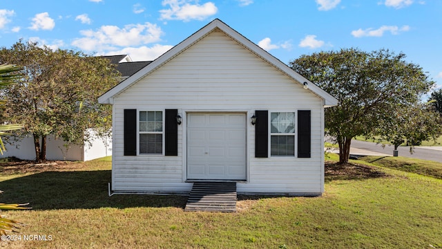 view of front facade featuring a front yard and an outdoor structure