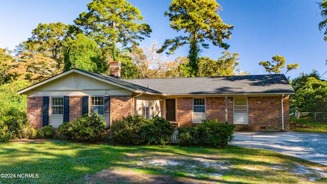 single story home featuring a front lawn